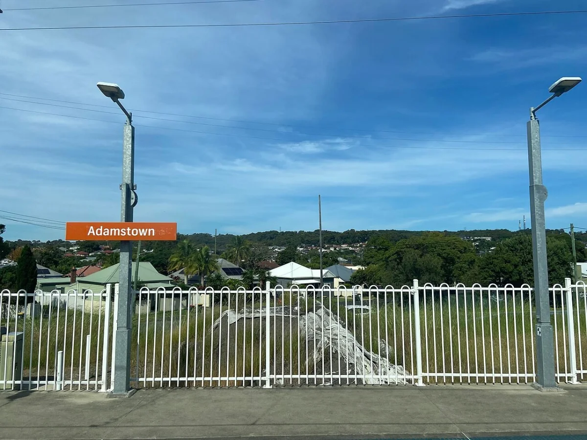 NSW to trial freight delay warning signs at Adamstown level crossing
