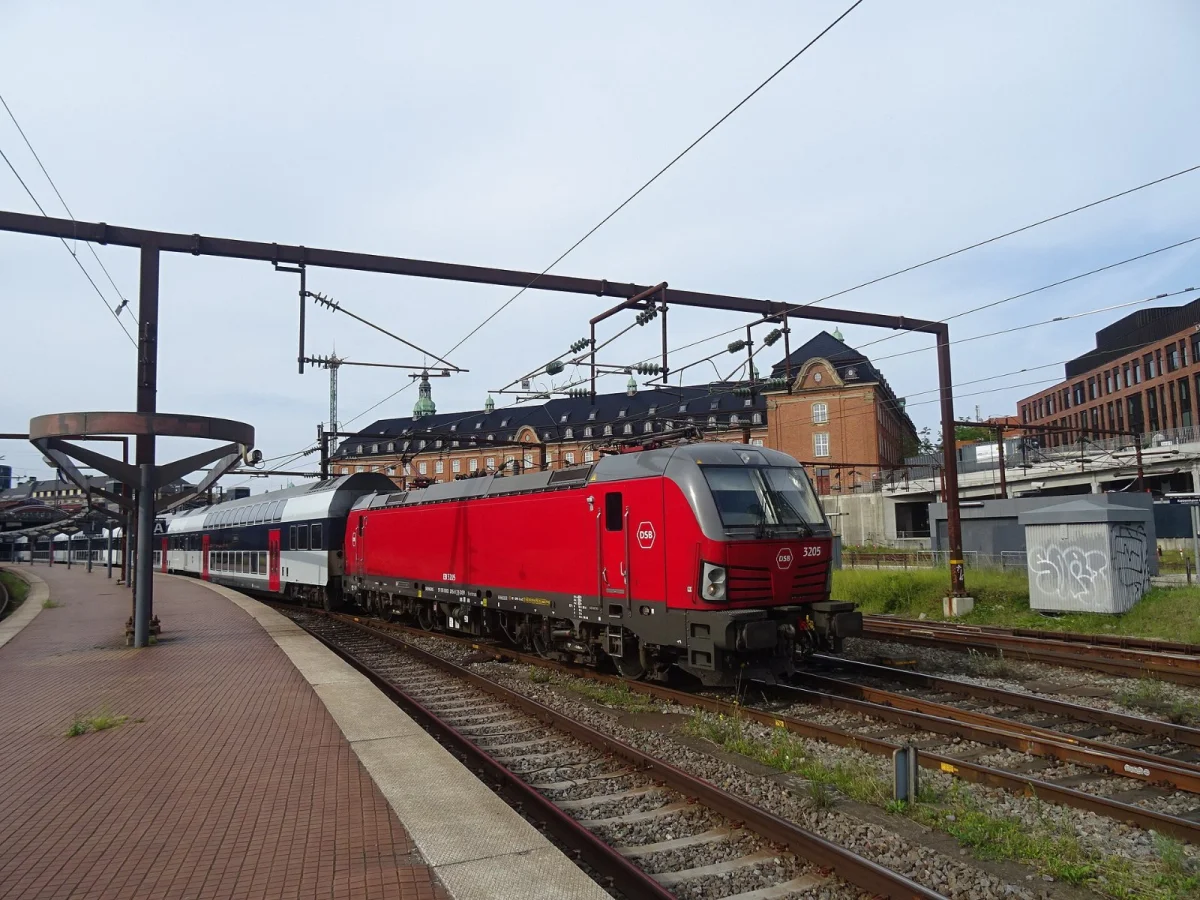 DSB EB 3205 locomotive at Copenhagen Central