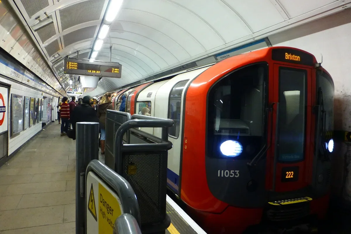 Métro de Londres : tarifs 2026, plafonds, Oyster ou sans contact, mode d'emploi